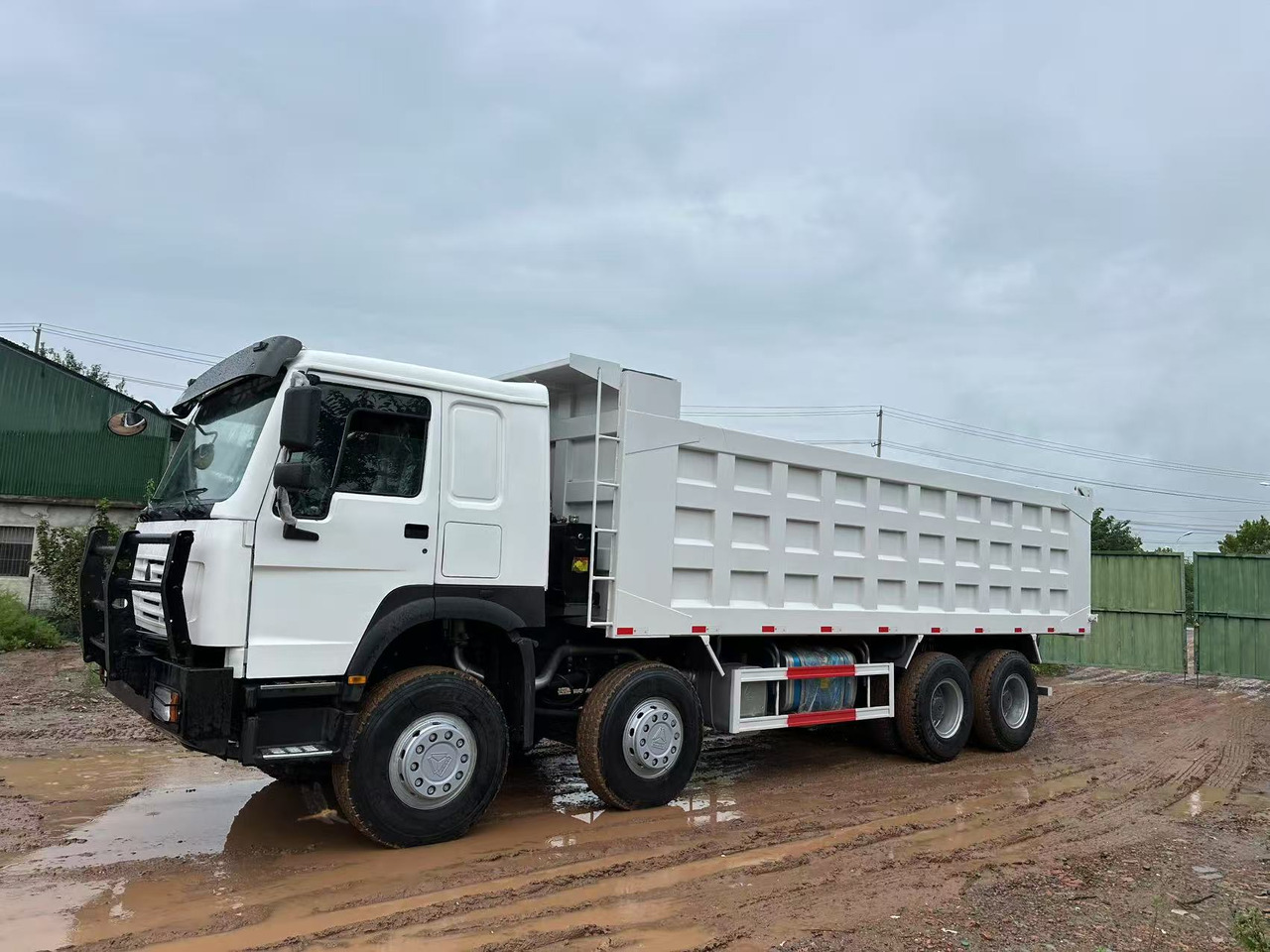 Sinotruk HOWO 371hp 8x4 tipper truck - Kravas automašīna pašizgāzējs: foto 4 Sinotruk HOWO 371hp 8x4 tipper truck - Kravas automašīna pašizgāzējs: foto 4