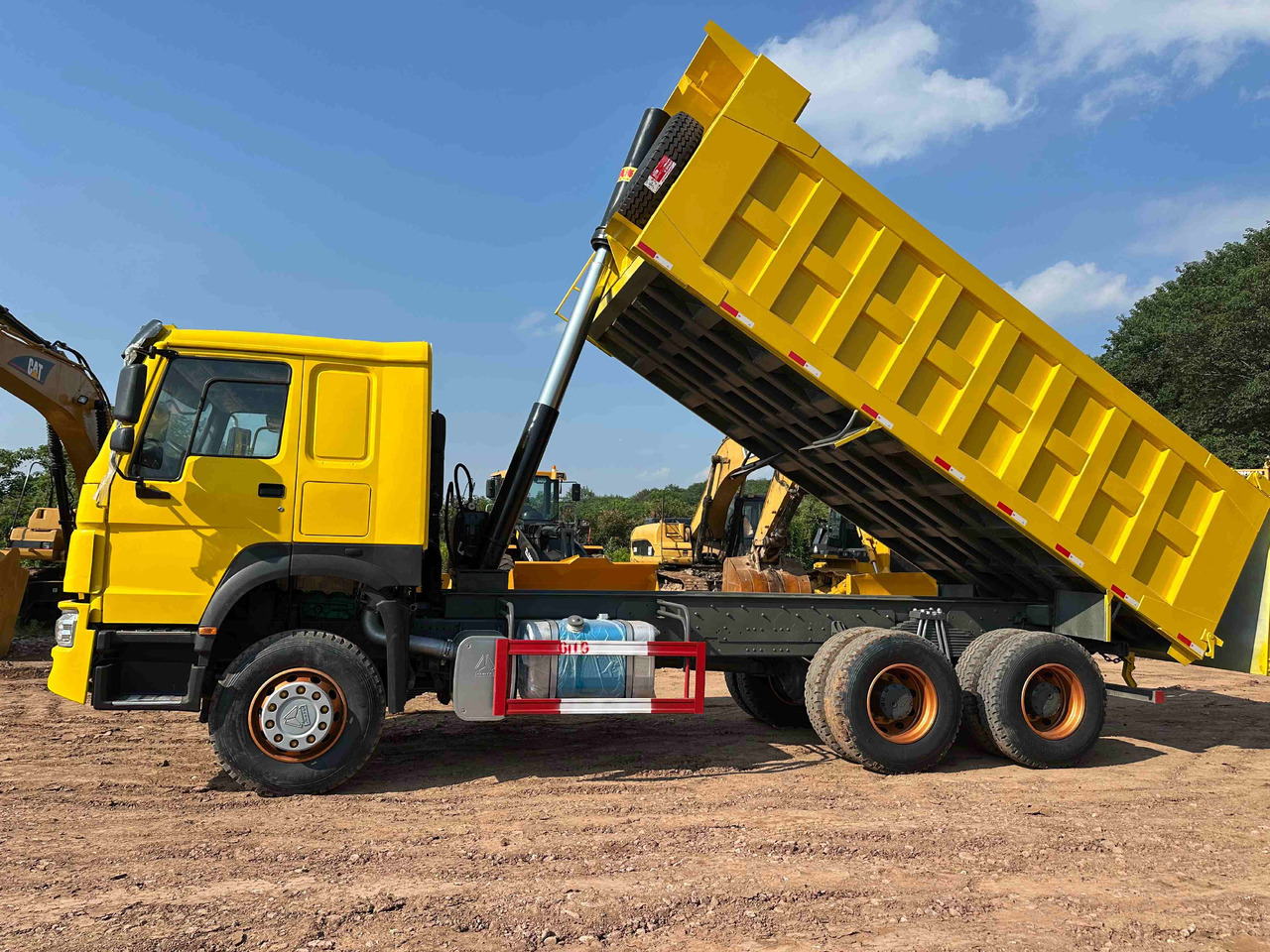 Sinotruk HOWO 400hp 6X4 - Kravas automašīna pašizgāzējs: foto 2 Sinotruk HOWO 400hp 6X4 - Kravas automašīna pašizgāzējs: foto 2