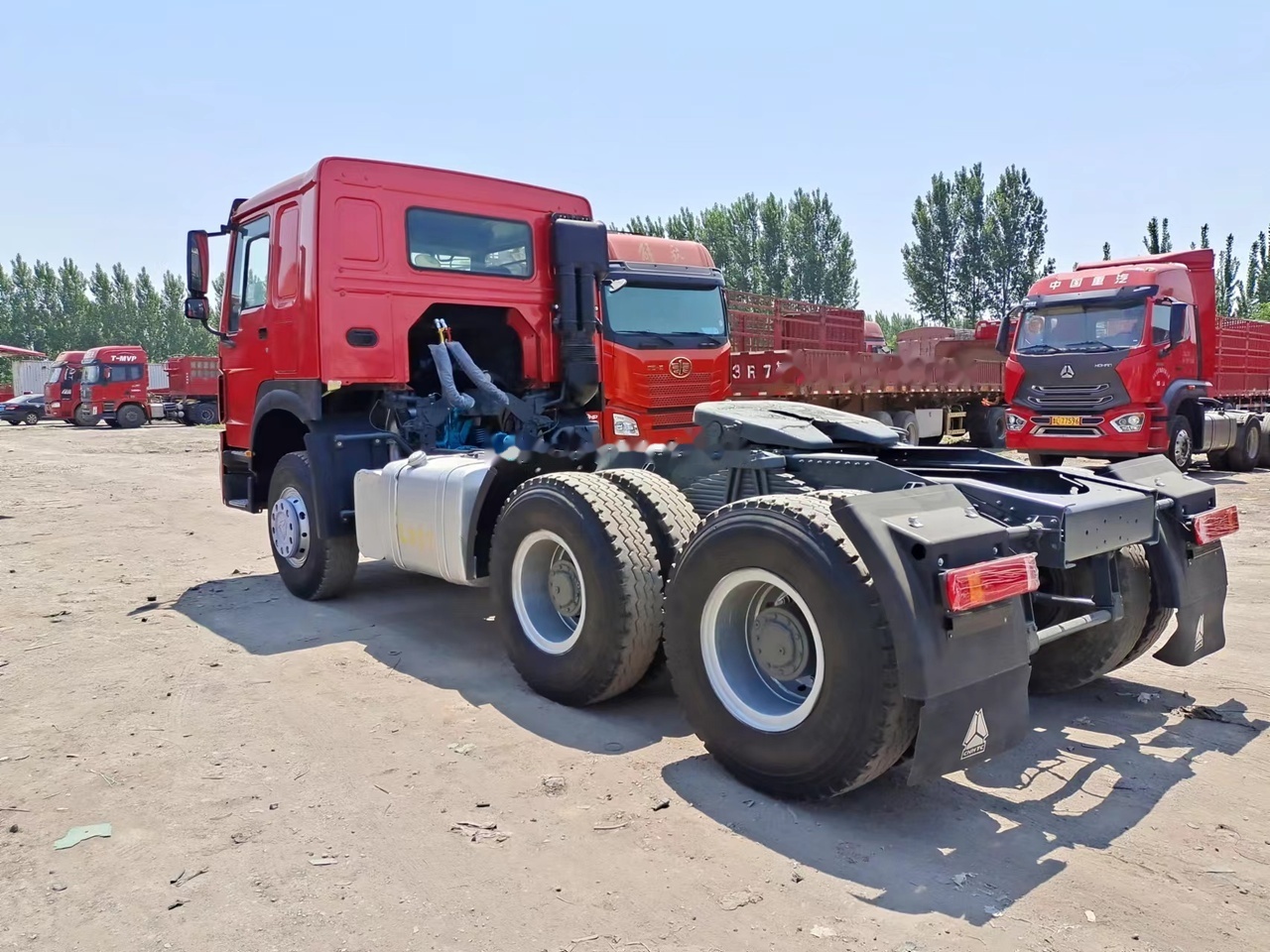 SINOTRUK Howo tractor unit 420 - Vilcējs: foto 2 SINOTRUK Howo tractor unit 420 - Vilcējs: foto 2