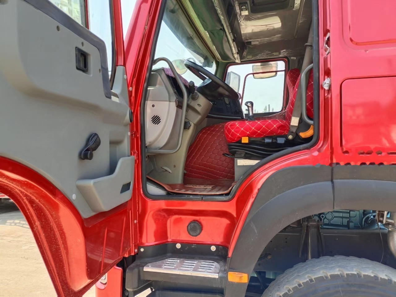 Vilcējs SINOTRUK Howo tractor unit 420hp 6x4: foto 6