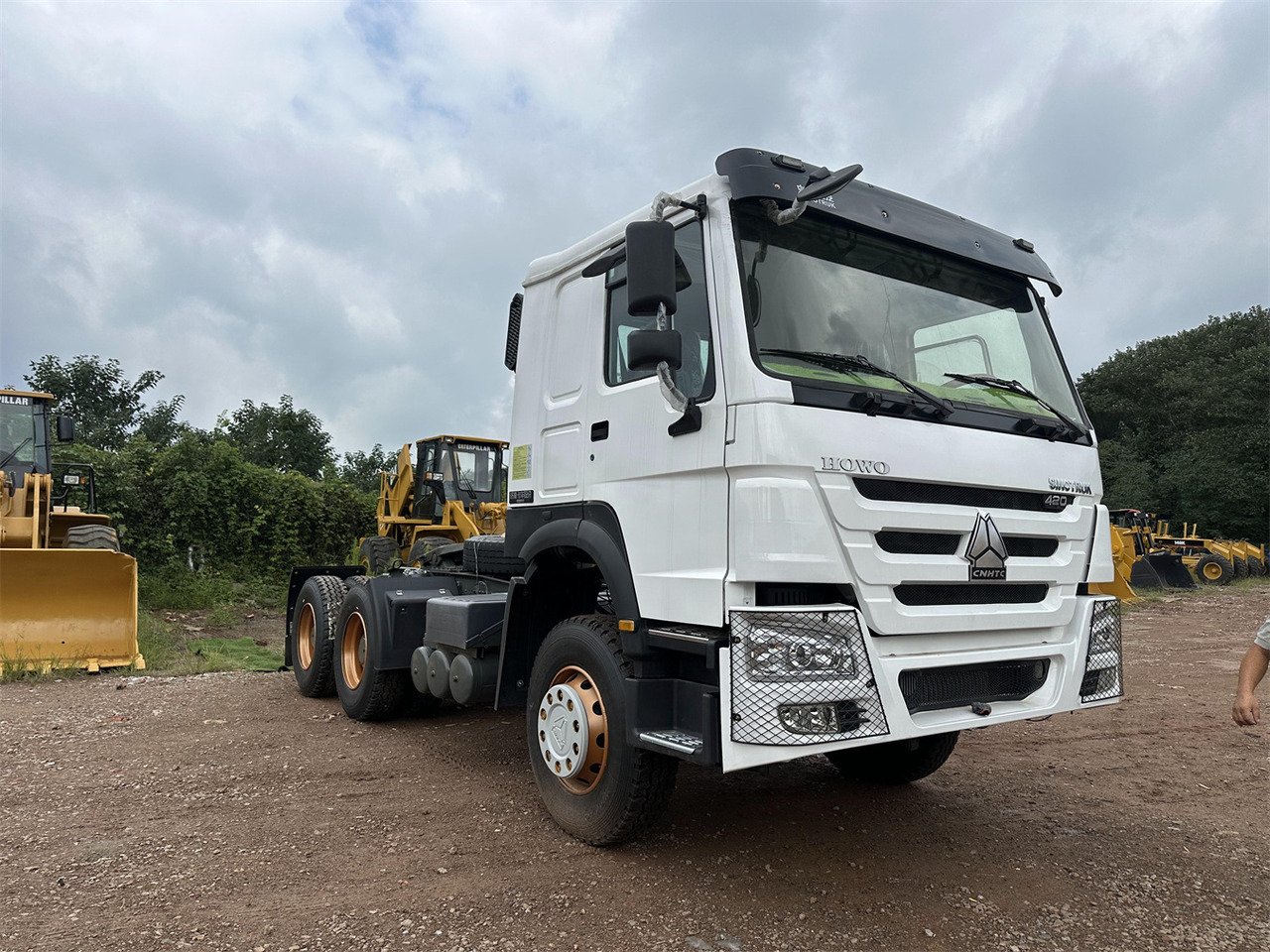 SINOTRUK Howo tractor unit 420hp - Vilcējs: foto 1 SINOTRUK Howo tractor unit 420hp - Vilcējs: foto 1