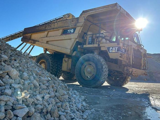 Caterpillar 771D - Bezceļu pašizgāzējs: foto 2 Caterpillar 771D - Bezceļu pašizgāzējs: foto 2