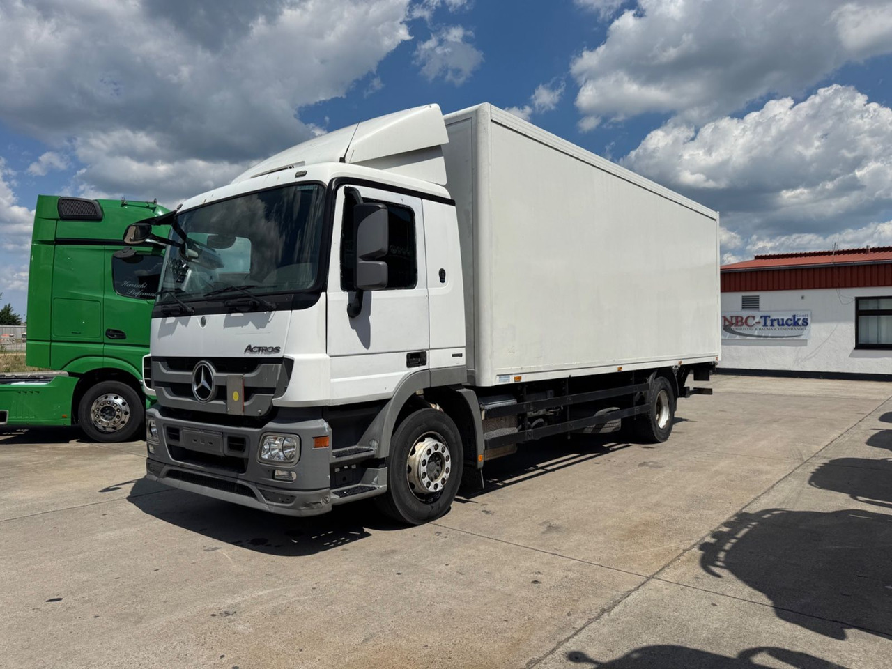 Mercedes-Benz ACTROS 1836*KOFFER*LBW 1,5 T*KLIMA*/ORG KM * - Kravas automašīna ar slēgto virsbūvi: foto 1 Mercedes-Benz ACTROS 1836*KOFFER*LBW 1,5 T*KLIMA*/ORG KM * - Kravas automašīna ar slēgto virsbūvi: foto 1