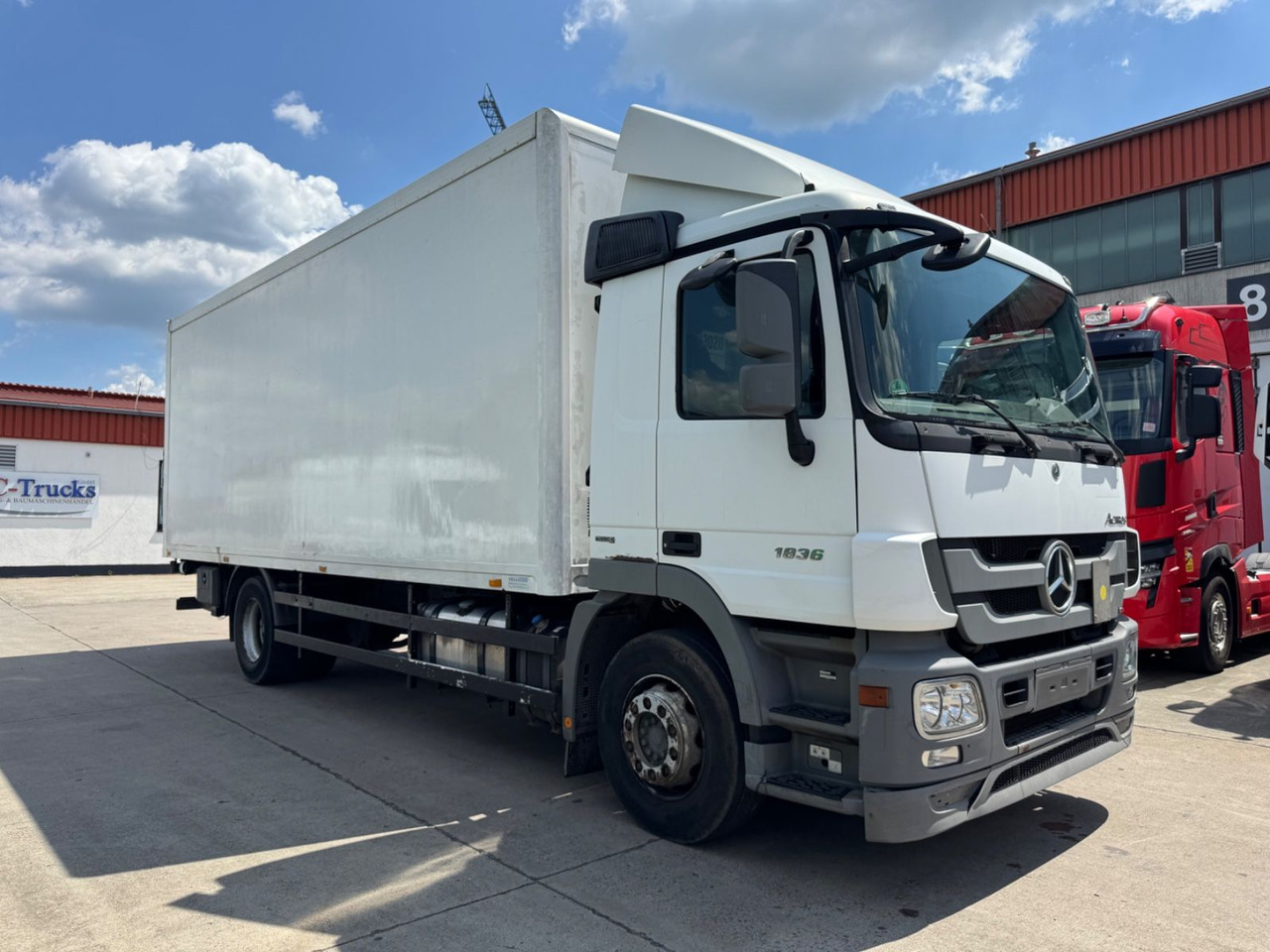 Mercedes-Benz ACTROS 1836*KOFFER*LBW 1,5 T*KLIMA*/ORG KM * - Kravas automašīna ar slēgto virsbūvi: foto 2 Mercedes-Benz ACTROS 1836*KOFFER*LBW 1,5 T*KLIMA*/ORG KM * - Kravas automašīna ar slēgto virsbūvi: foto 2