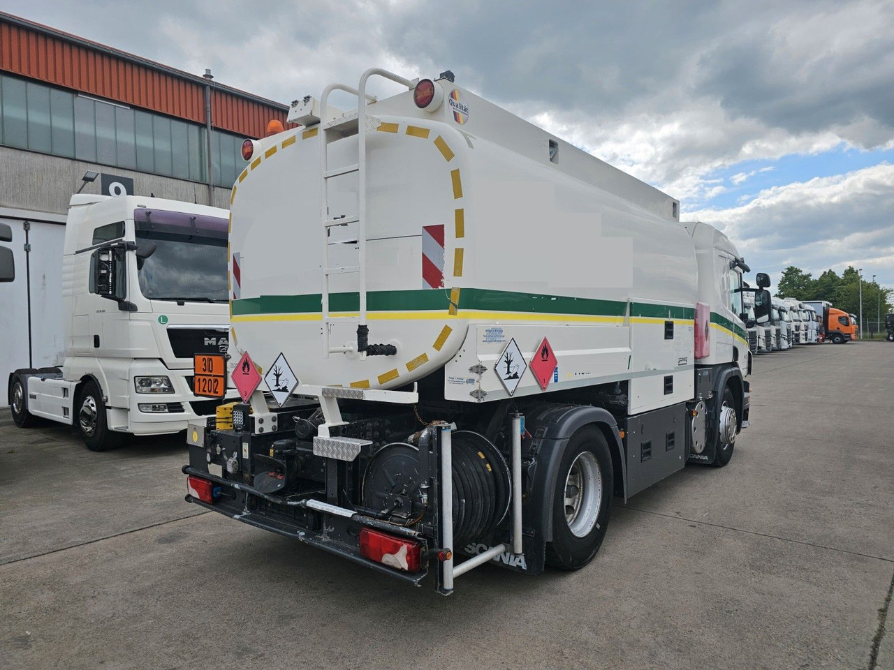 Scania P 360 * OBER/-UNTER * 3 KAMMER * BENZIN * - Autocisterna: foto 5 Scania P 360 * OBER/-UNTER * 3 KAMMER * BENZIN * - Autocisterna: foto 5