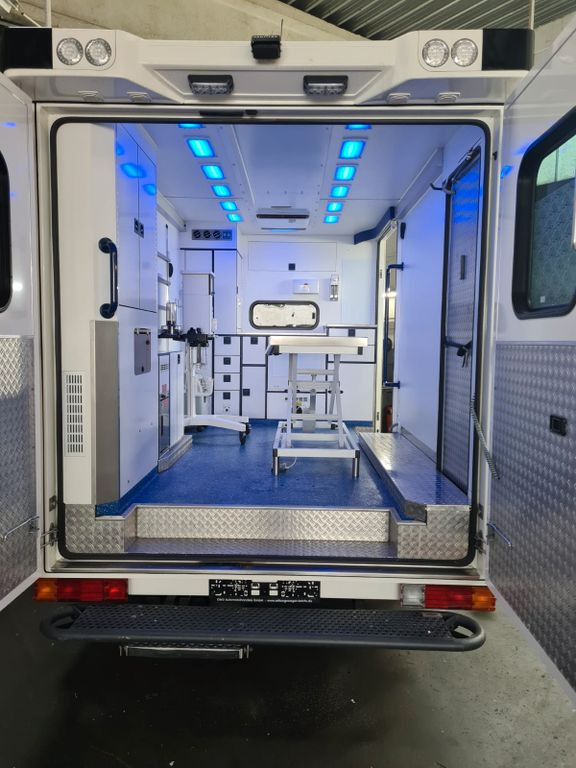 Ātrās palīdzības mašīna Mercedes-Benz RTW / Tierrettung / Tierarzt / OP: foto 9 Ātrās palīdzības mašīna Mercedes-Benz RTW / Tierrettung / Tierarzt / OP: foto 9