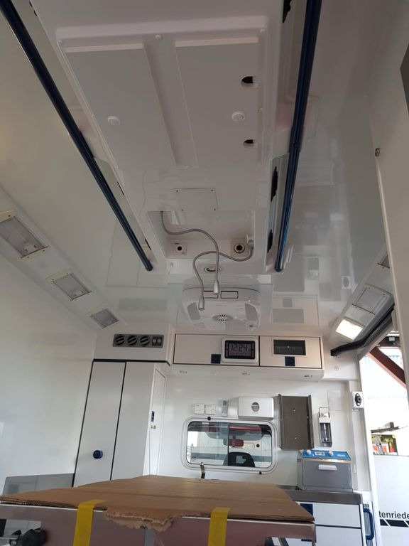 Ātrās palīdzības mašīna Mercedes-Benz RTW / Tierrettung / Tierarzt / OP: foto 8 Ātrās palīdzības mašīna Mercedes-Benz RTW / Tierrettung / Tierarzt / OP: foto 8