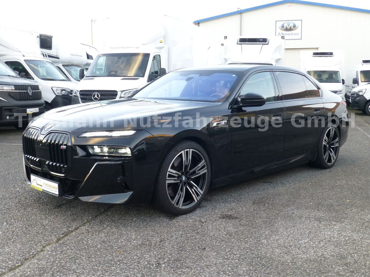BMW M760 7 M760 e xDrive Cinema Sky Lounge 2x 21 Zol - Sedans: foto 2 BMW M760 7 M760 e xDrive Cinema Sky Lounge 2x 21 Zol - Sedans: foto 2