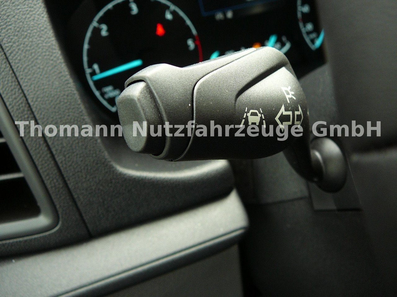 Jaunā Automašīna ar kravas platformu Ford Transit Pritsche Doppelkabine Ford Transit Pritsche Doppelkabine: foto 18