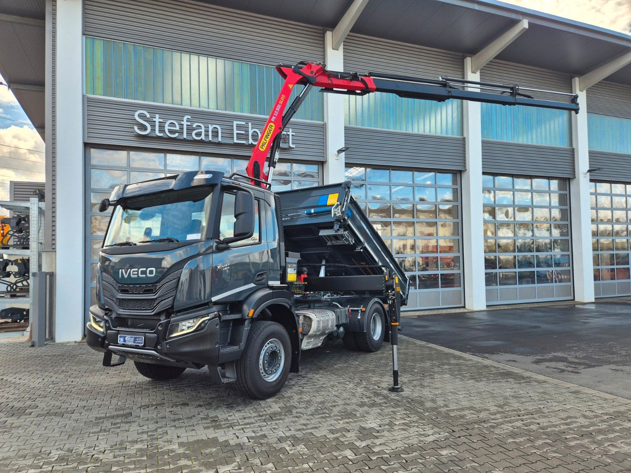Iveco AD200X46/P HR OFF Palfinger PK 12.501 Funk AHK - Kravas automašīna pašizgāzējs, Kravas auto ar manipulatoru: foto 1 Iveco AD200X46/P HR OFF Palfinger PK 12.501 Funk AHK - Kravas automašīna pašizgāzējs, Kravas auto ar manipulatoru: foto 1