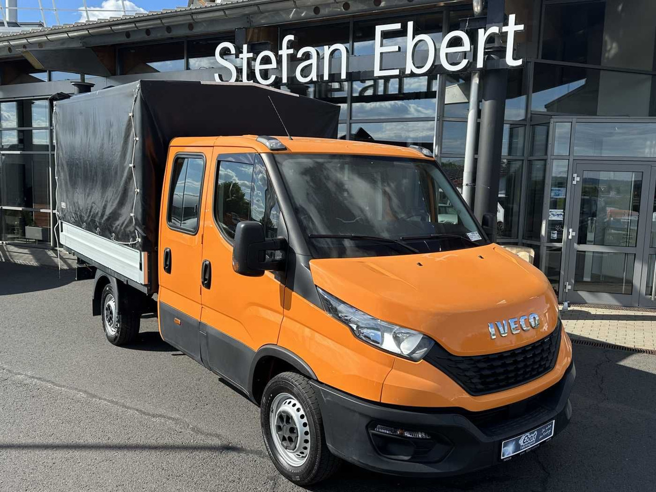 Iveco Daily 35S14 Pritsche+Plane *AHK*Ladekran*7-Sitze - Furgons ar tentu: foto 1 Iveco Daily 35S14 Pritsche+Plane *AHK*Ladekran*7-Sitze - Furgons ar tentu: foto 1