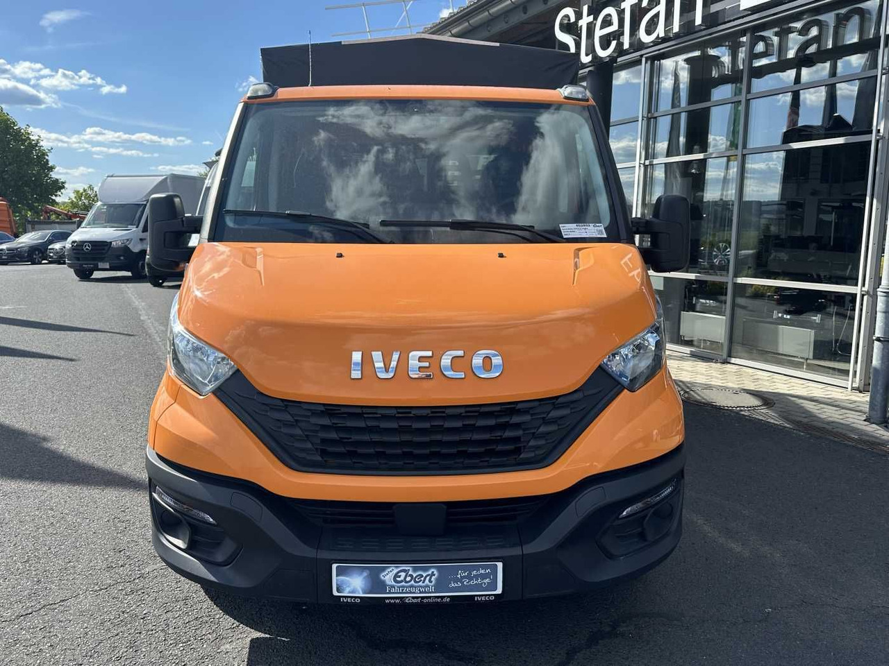 Iveco Daily 35S14 Pritsche+Plane *AHK*Ladekran*7-Sitze - Automašīna ar kravas platformu: foto 2 Iveco Daily 35S14 Pritsche+Plane *AHK*Ladekran*7-Sitze - Automašīna ar kravas platformu: foto 2