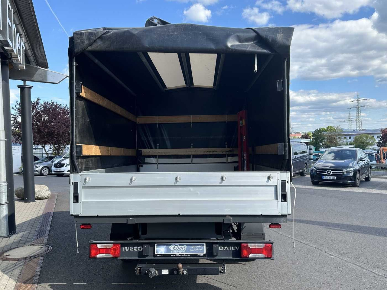 Iveco Daily 35S14 Pritsche+Plane *AHK*Ladekran*7-Sitze - Furgons ar tentu: foto 4 Iveco Daily 35S14 Pritsche+Plane *AHK*Ladekran*7-Sitze - Furgons ar tentu: foto 4