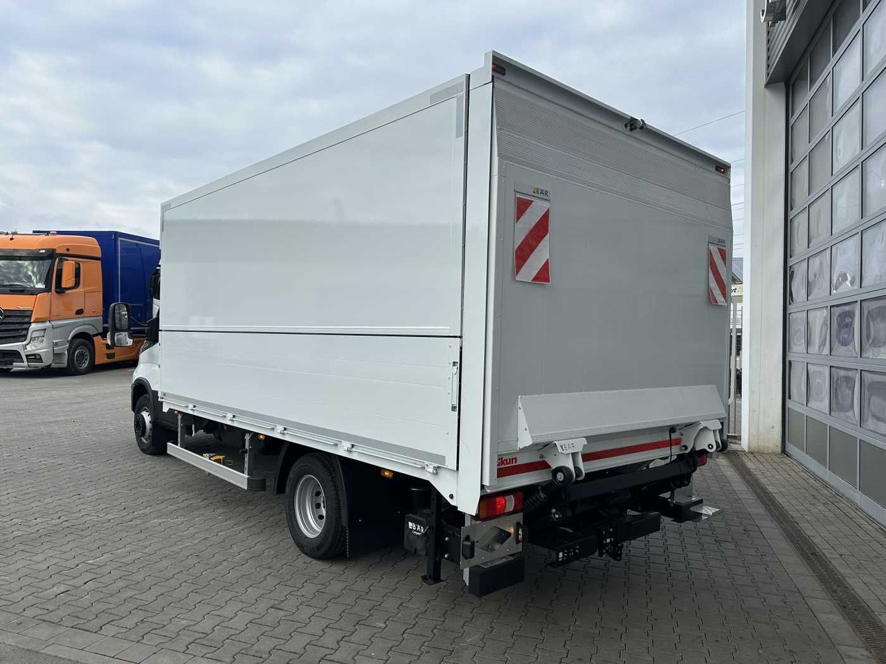 Iveco Daily 70C18 HA8 *LBW*Schwenkwandkoffer* - Furgons ar slēgtā virsbūve: foto 5 Iveco Daily 70C18 HA8 *LBW*Schwenkwandkoffer* - Furgons ar slēgtā virsbūve: foto 5