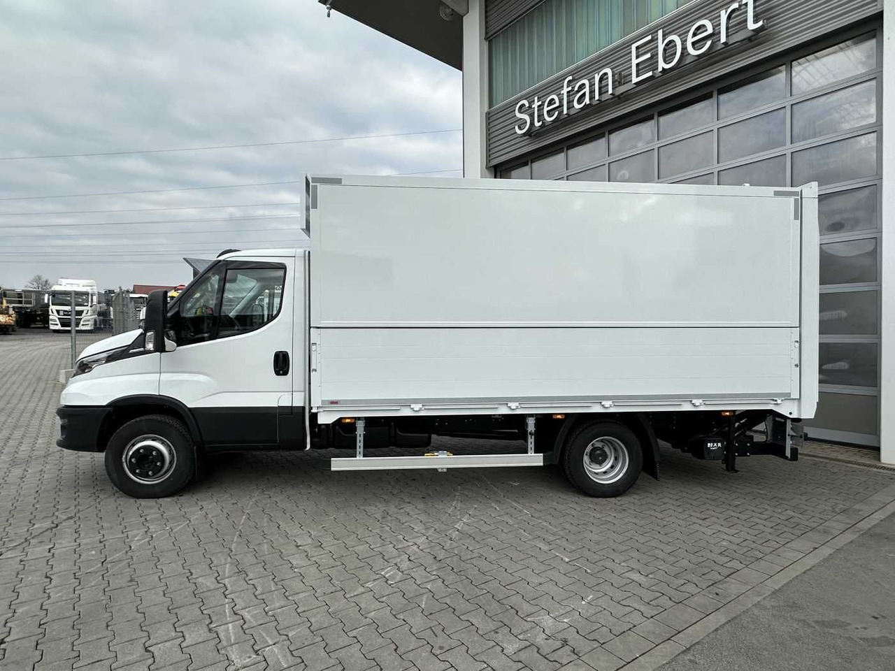 Iveco Daily 70C18 HA8 *LBW*Schwenkwandkoffer* - Furgons ar slēgtā virsbūve: foto 2 Iveco Daily 70C18 HA8 *LBW*Schwenkwandkoffer* - Furgons ar slēgtā virsbūve: foto 2