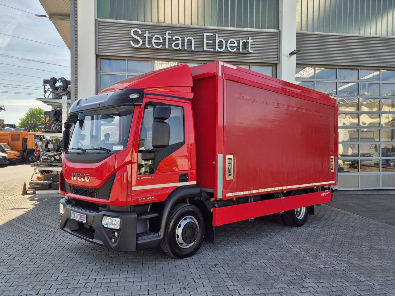 Iveco Eurocargo ML140E25/P Schiebeplanen LBW 1.500kg - Kravas automašīna dzērienu pārvadāšanai: foto 1 Iveco Eurocargo ML140E25/P Schiebeplanen LBW 1.500kg - Kravas automašīna dzērienu pārvadāšanai: foto 1
