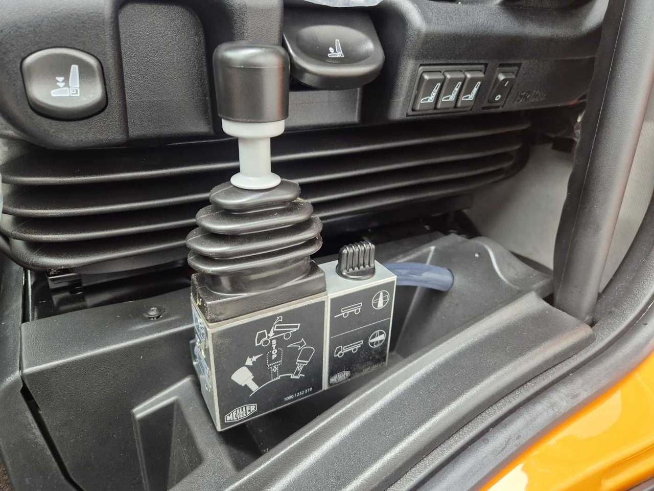 Kravas automašīna pašizgāzējs Iveco ML150E28W 4x4 Meiller Dreiseitenkipper 2xAHK: foto 13 Kravas automašīna pašizgāzējs Iveco ML150E28W 4x4 Meiller Dreiseitenkipper 2xAHK: foto 13