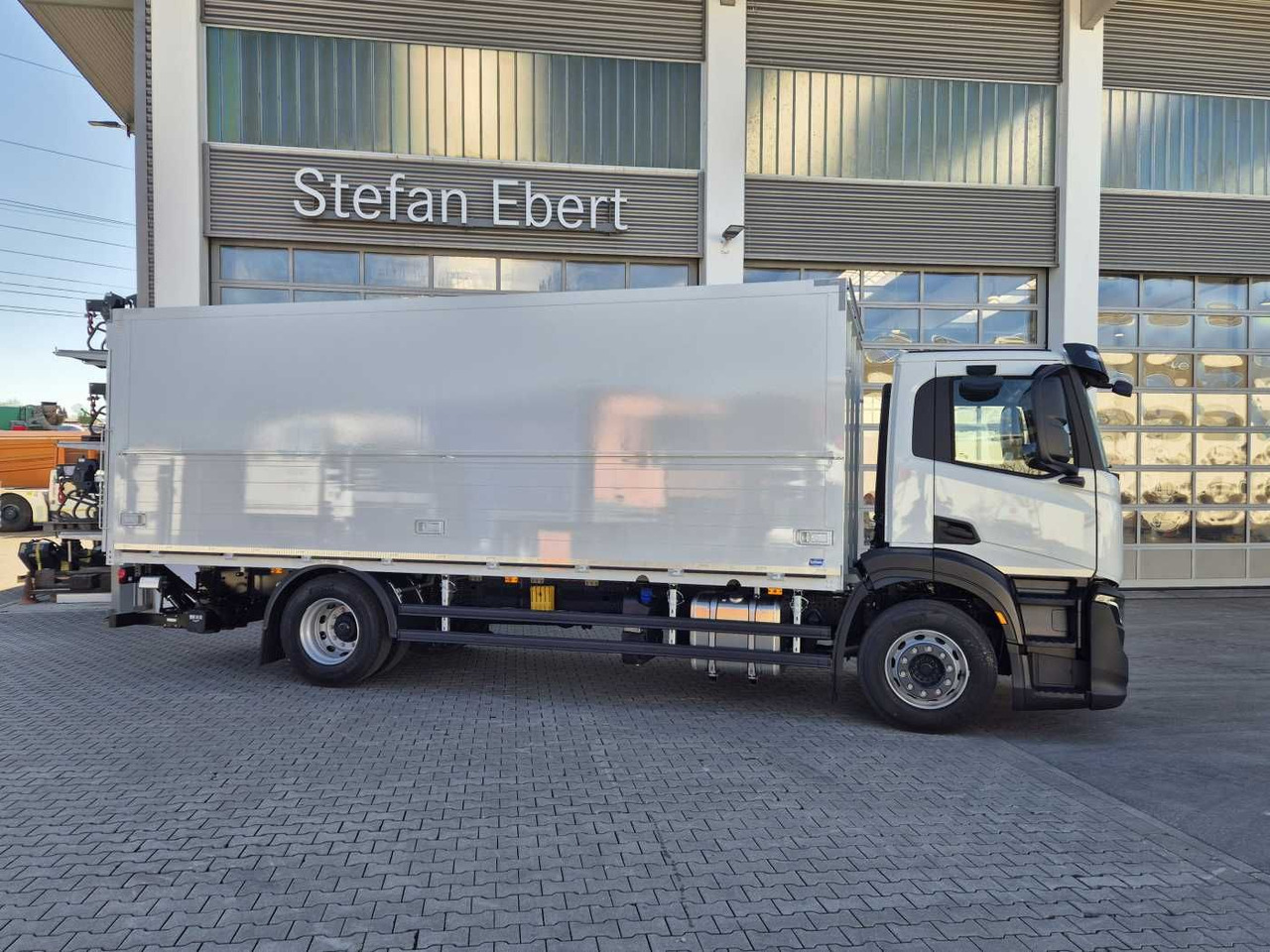 Iveco S-Way AD190S40/FP Böse Schwenkwand LBW 2x AHK - Kravas automašīna dzērienu pārvadāšanai: foto 4 Iveco S-Way AD190S40/FP Böse Schwenkwand LBW 2x AHK - Kravas automašīna dzērienu pārvadāšanai: foto 4
