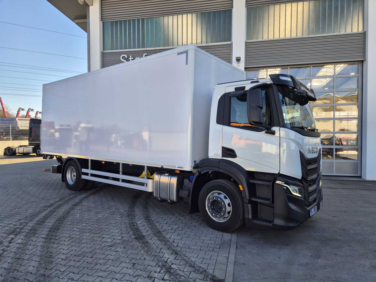 Iveco S-Way AD190S40/P Junge AHK LBW 2.000kg - Kravas automašīna ar slēgto virsbūvi: foto 4 Iveco S-Way AD190S40/P Junge AHK LBW 2.000kg - Kravas automašīna ar slēgto virsbūvi: foto 4
