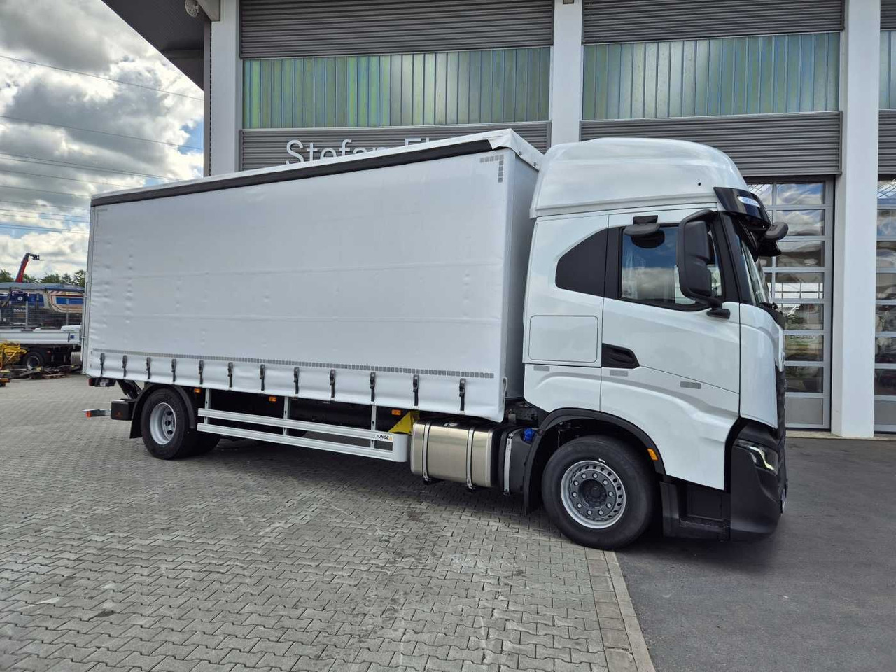 Iveco S-Way AS190S42/P Schiebeplanen LBW 2.000kg AHK - Kravas automašīna ar tentu: foto 2 Iveco S-Way AS190S42/P Schiebeplanen LBW 2.000kg AHK - Kravas automašīna ar tentu: foto 2