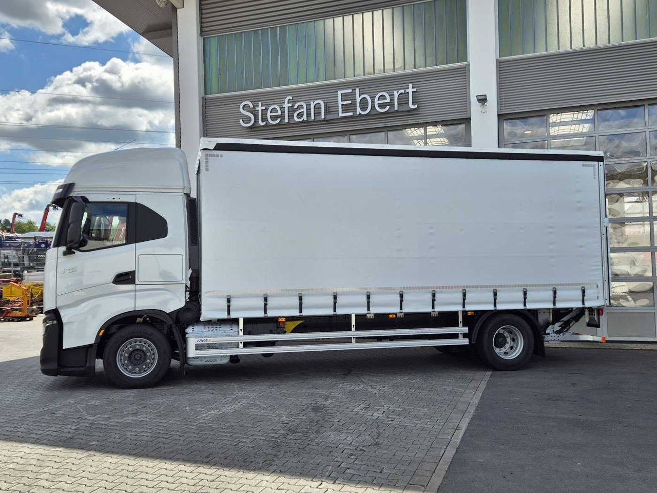 Iveco S-Way AS190S42/P Schiebeplanen LBW 2.000kg AHK - Kravas automašīna ar tentu: foto 3 Iveco S-Way AS190S42/P Schiebeplanen LBW 2.000kg AHK - Kravas automašīna ar tentu: foto 3