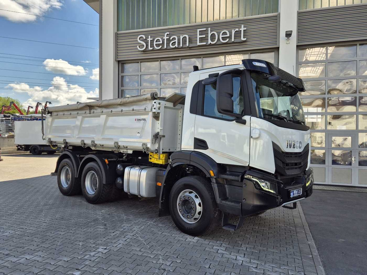 Iveco X-Way AD300X48Z HR 6x4 Intarder Bordmatic Kamera - Kravas automašīna pašizgāzējs: foto 3 Iveco X-Way AD300X48Z HR 6x4 Intarder Bordmatic Kamera - Kravas automašīna pašizgāzējs: foto 3