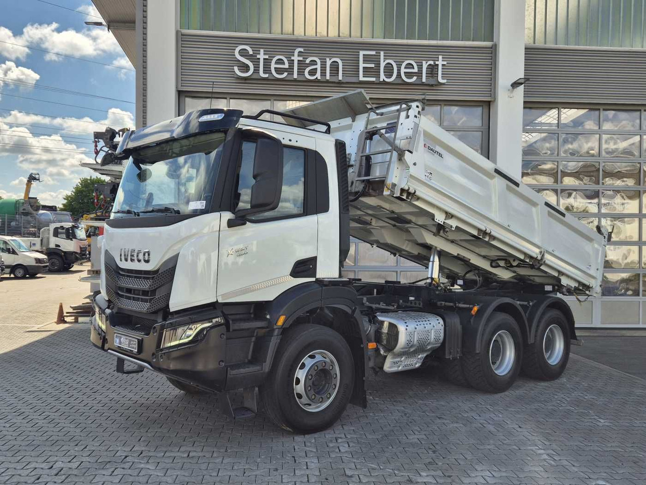 Iveco X-Way AD300X48Z HR 6x4 Intarder Bordmatic Kamera - Kravas automašīna pašizgāzējs: foto 1 Iveco X-Way AD300X48Z HR 6x4 Intarder Bordmatic Kamera - Kravas automašīna pašizgāzējs: foto 1