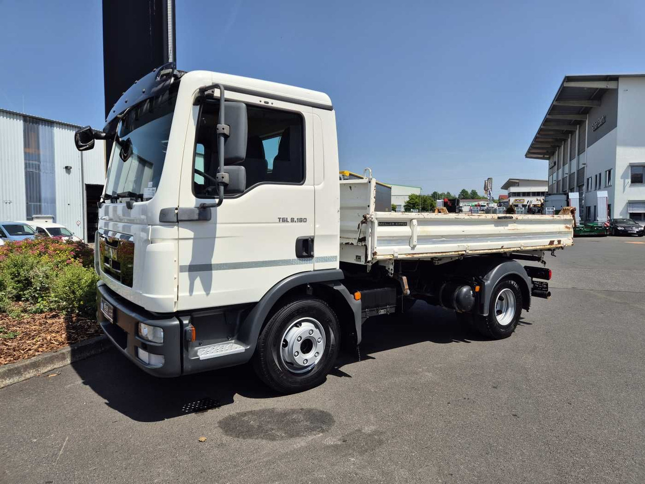 MAN TGL 8.180 4x2 BB Meiller Kipper 2x AHK 3 Sitze - Komercauto pašizgāzējs: foto 4 MAN TGL 8.180 4x2 BB Meiller Kipper 2x AHK 3 Sitze - Komercauto pašizgāzējs: foto 4