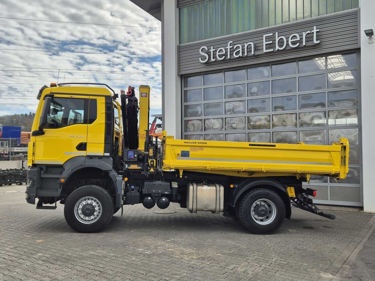 MAN TGS 18.430 4x4 BL Kran HMF 1130K-RCS Funk AHK - Kravas automašīna pašizgāzējs: foto 4 MAN TGS 18.430 4x4 BL Kran HMF 1130K-RCS Funk AHK - Kravas automašīna pašizgāzējs: foto 4