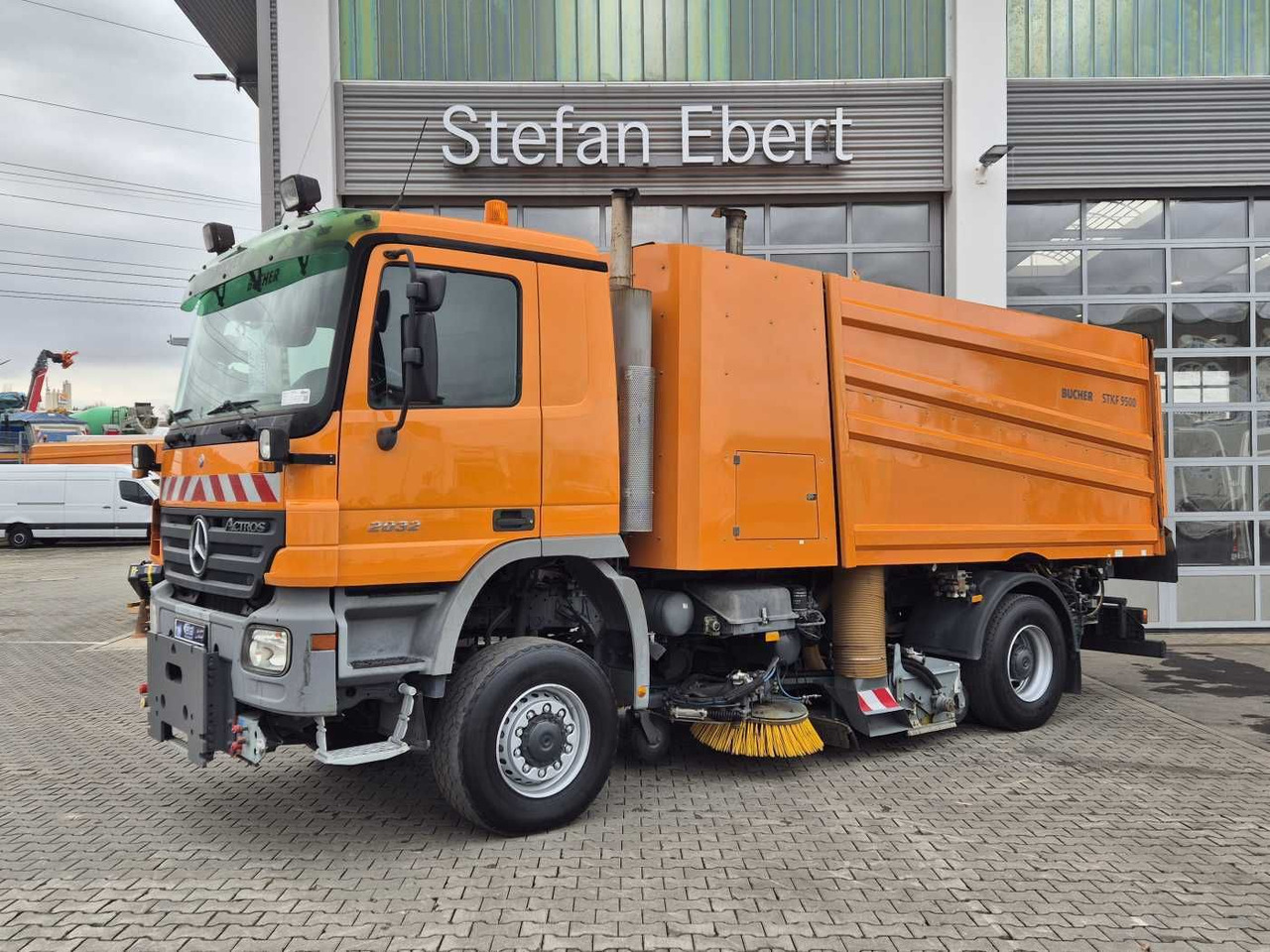 Mercedes-Benz Actros 2032 A 4x4 Bucher STKF 9500 Airport 30x - Ielu tīrīšanas mašīna: foto 3 Mercedes-Benz Actros 2032 A 4x4 Bucher STKF 9500 Airport 30x - Ielu tīrīšanas mašīna: foto 3
