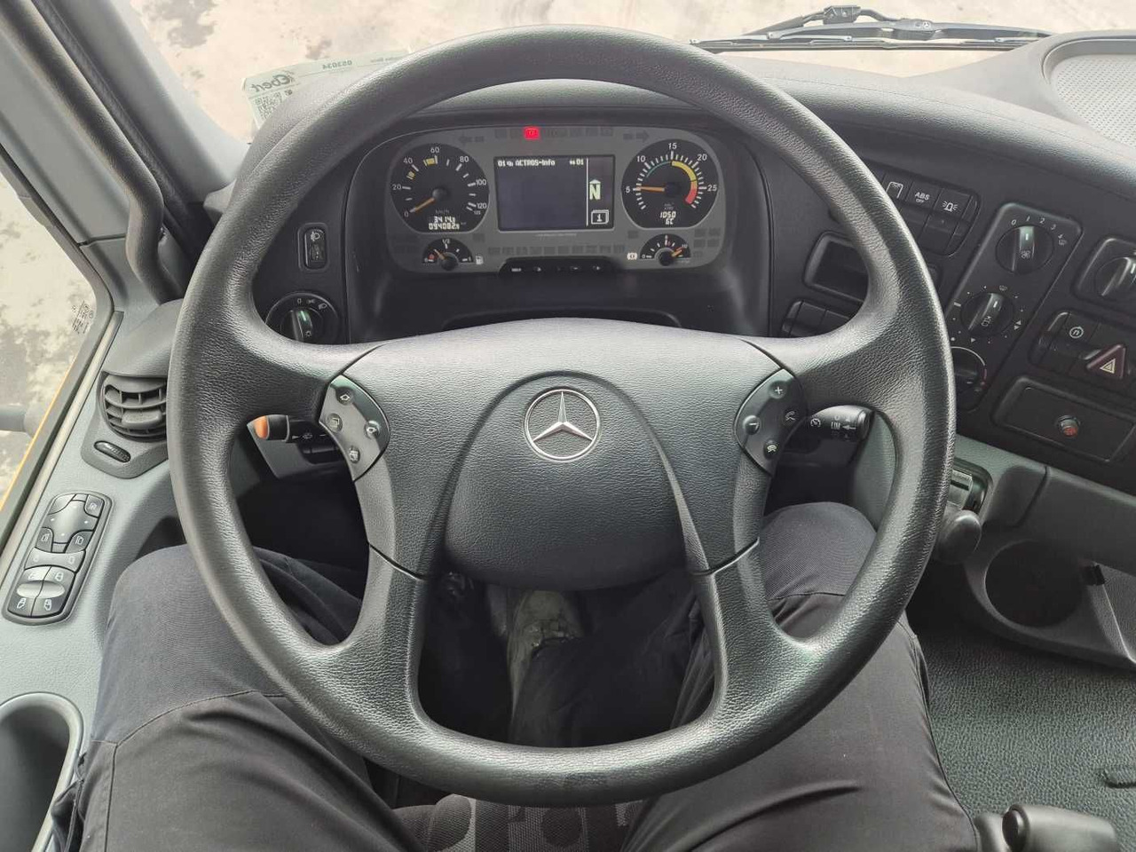 Ielu tīrīšanas mašīna Mercedes-Benz Actros 2032 A 4x4 Bucher STKF 9500 Airport 30x: foto 12