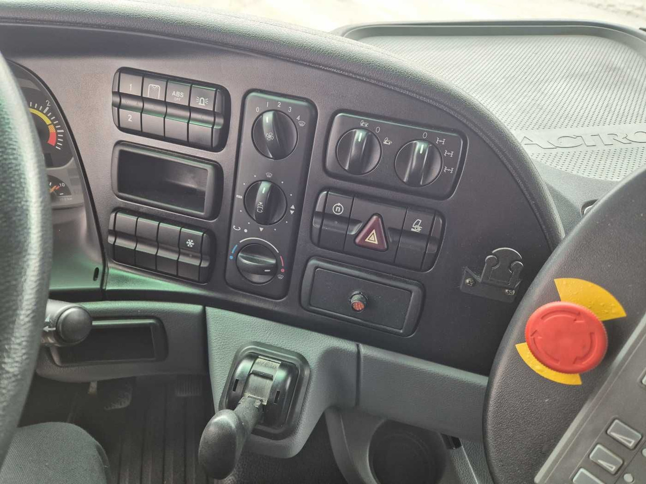 Ielu tīrīšanas mašīna Mercedes-Benz Actros 2032 A 4x4 Bucher STKF 9500 Airport 30x: foto 13