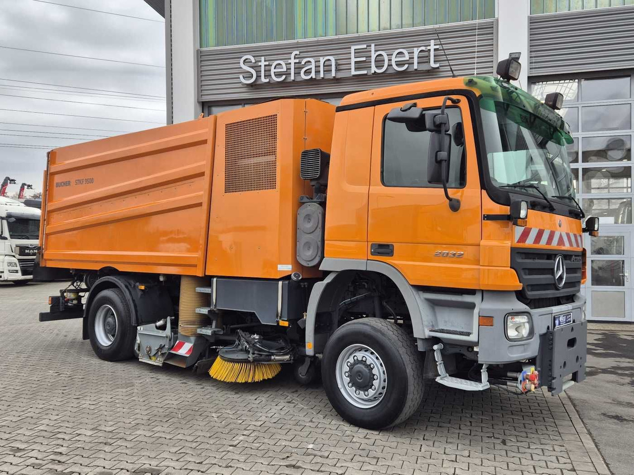 Mercedes-Benz Actros 2032 A 4x4 Bucher STKF 9500 Airport 30x - Ielu tīrīšanas mašīna: foto 4 Mercedes-Benz Actros 2032 A 4x4 Bucher STKF 9500 Airport 30x - Ielu tīrīšanas mašīna: foto 4