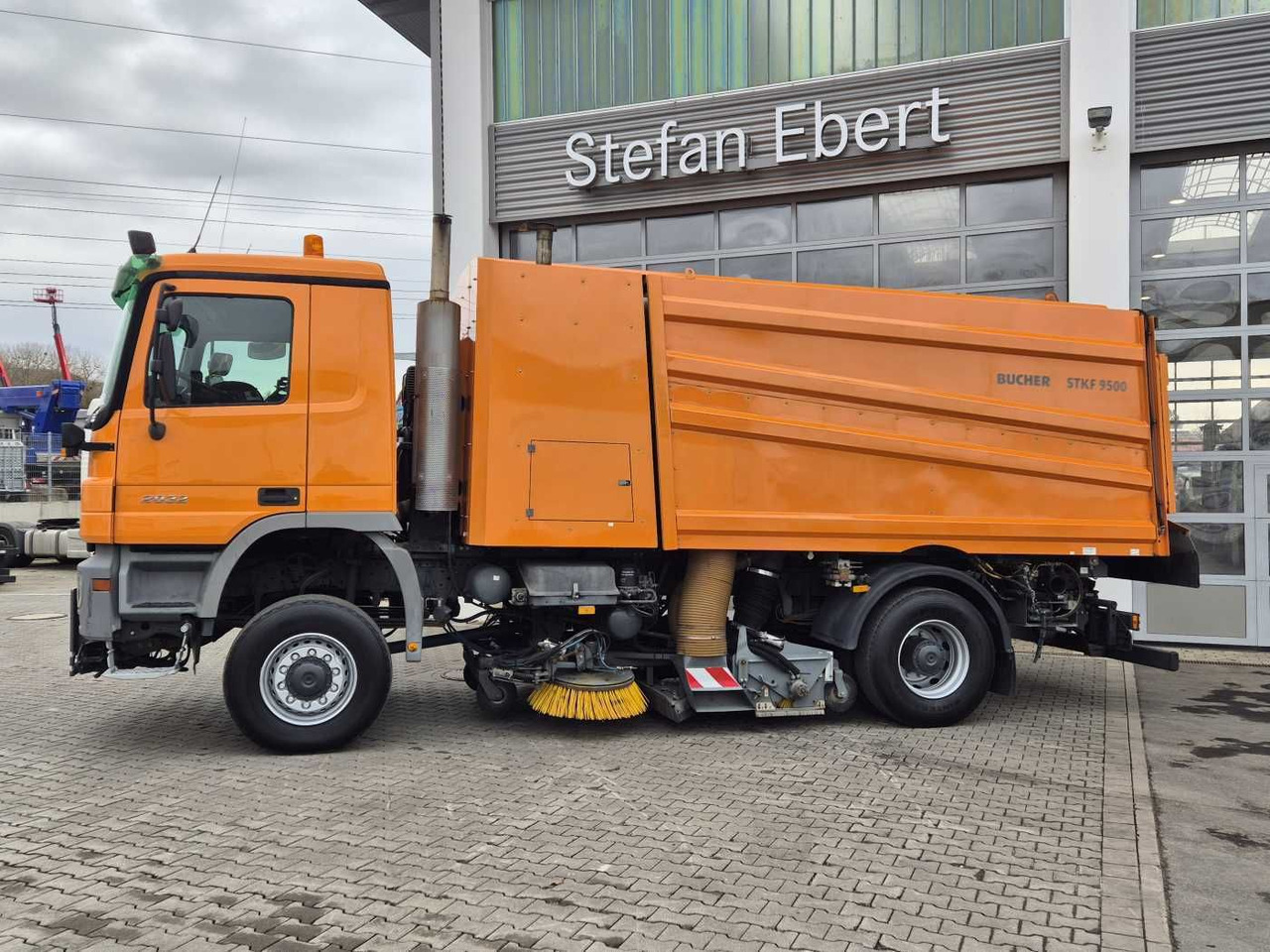 Mercedes-Benz Actros 2032 A 4x4 Bucher STKF 9500 Airport 30x - Ielu tīrīšanas mašīna: foto 5 Mercedes-Benz Actros 2032 A 4x4 Bucher STKF 9500 Airport 30x - Ielu tīrīšanas mašīna: foto 5