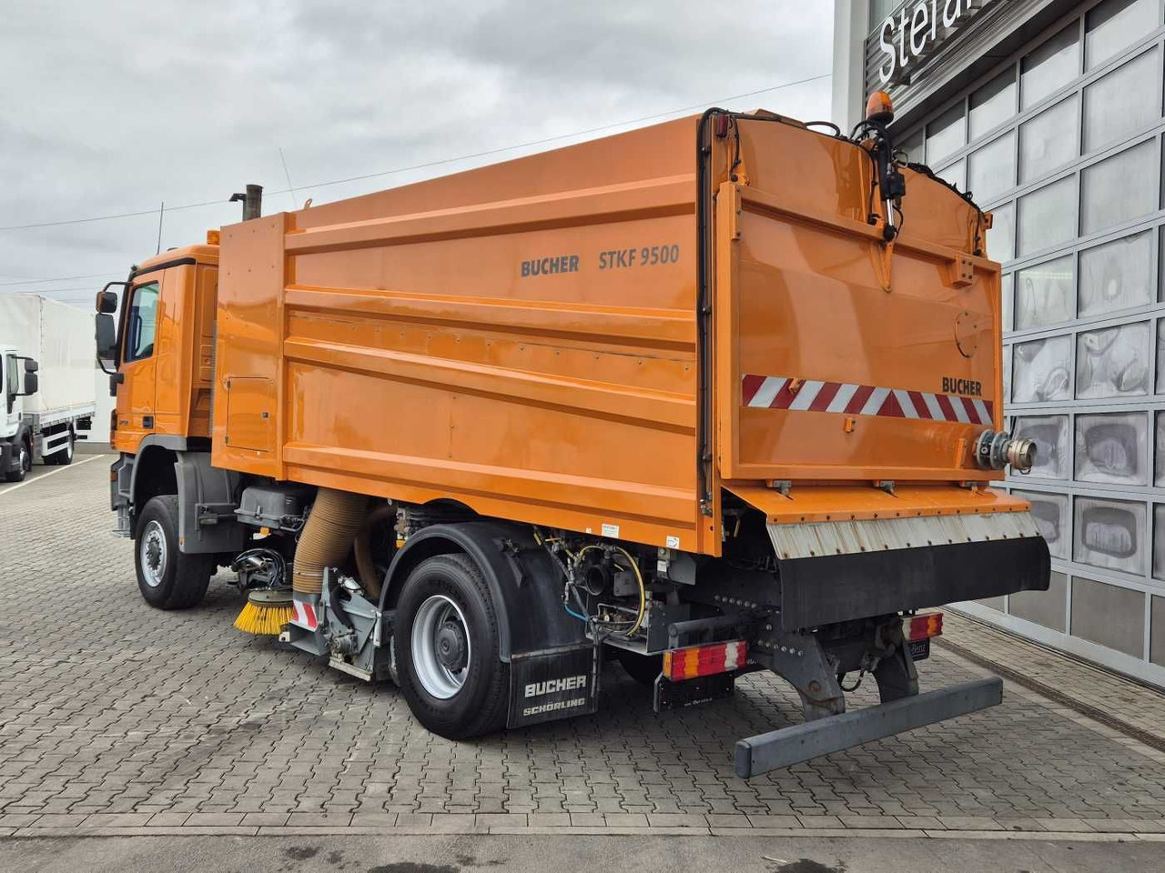 Ielu tīrīšanas mašīna Mercedes-Benz Actros 2032 A 4x4 Bucher STKF 9500 Airport 30x: foto 15