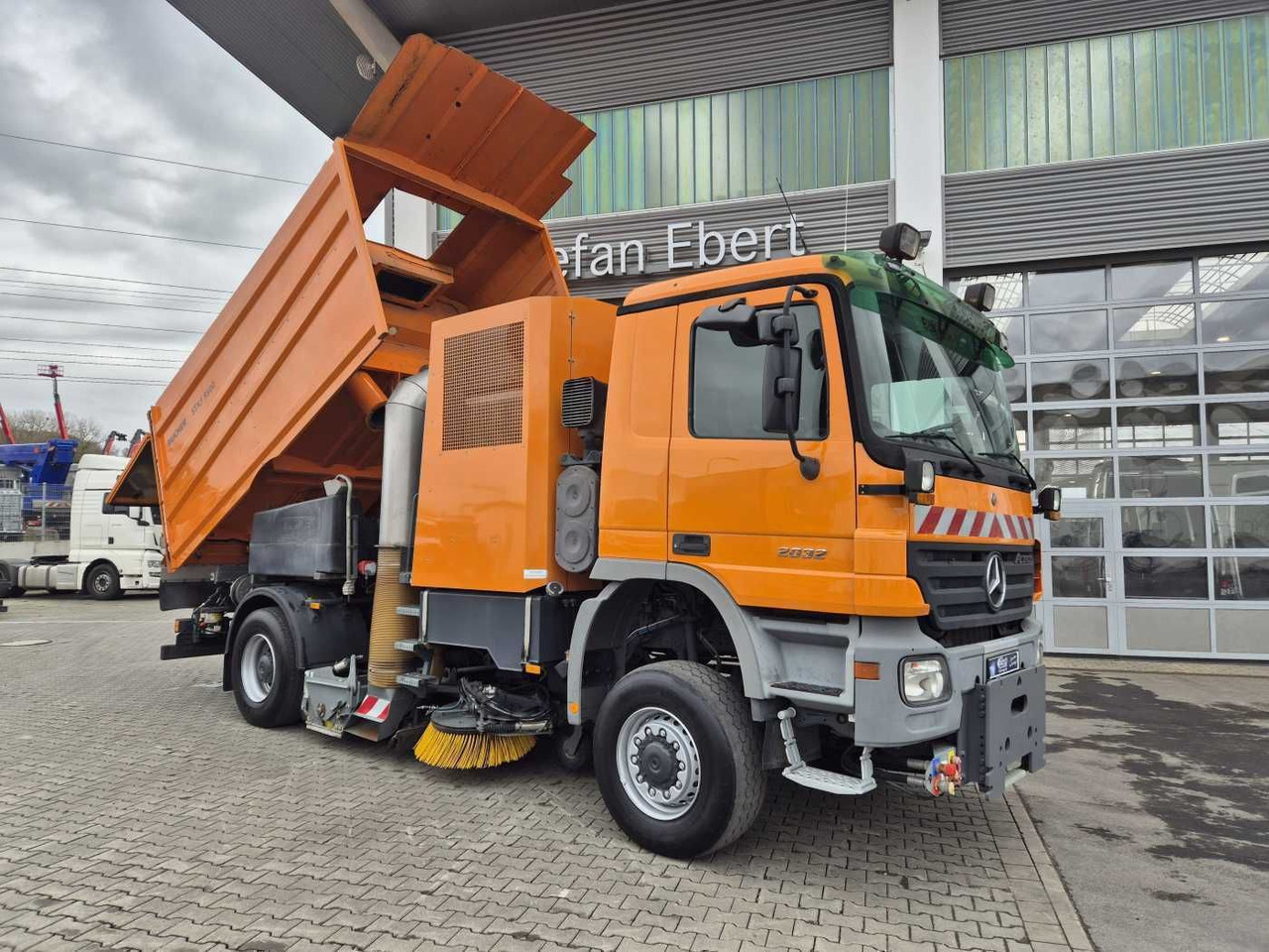 Mercedes-Benz Actros 2032 A 4x4 Bucher STKF 9500 Airport 30x - Ielu tīrīšanas mašīna: foto 2 Mercedes-Benz Actros 2032 A 4x4 Bucher STKF 9500 Airport 30x - Ielu tīrīšanas mašīna: foto 2