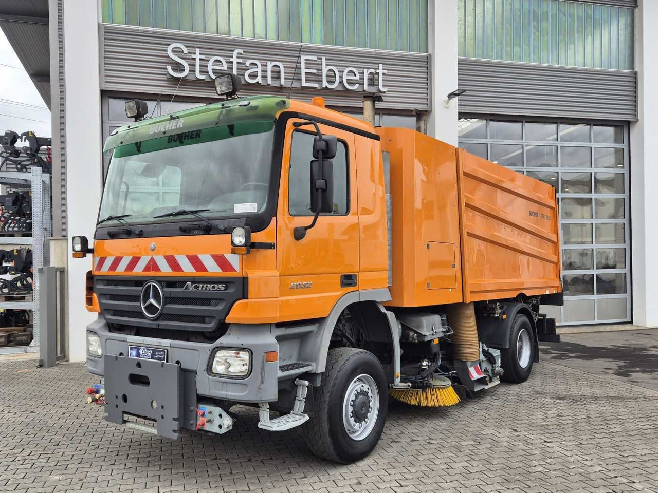 Mercedes-Benz Actros 2032 A 4x4 Bucher STKF 9500 Airport 30x - Ielu tīrīšanas mašīna: foto 1 Mercedes-Benz Actros 2032 A 4x4 Bucher STKF 9500 Airport 30x - Ielu tīrīšanas mašīna: foto 1