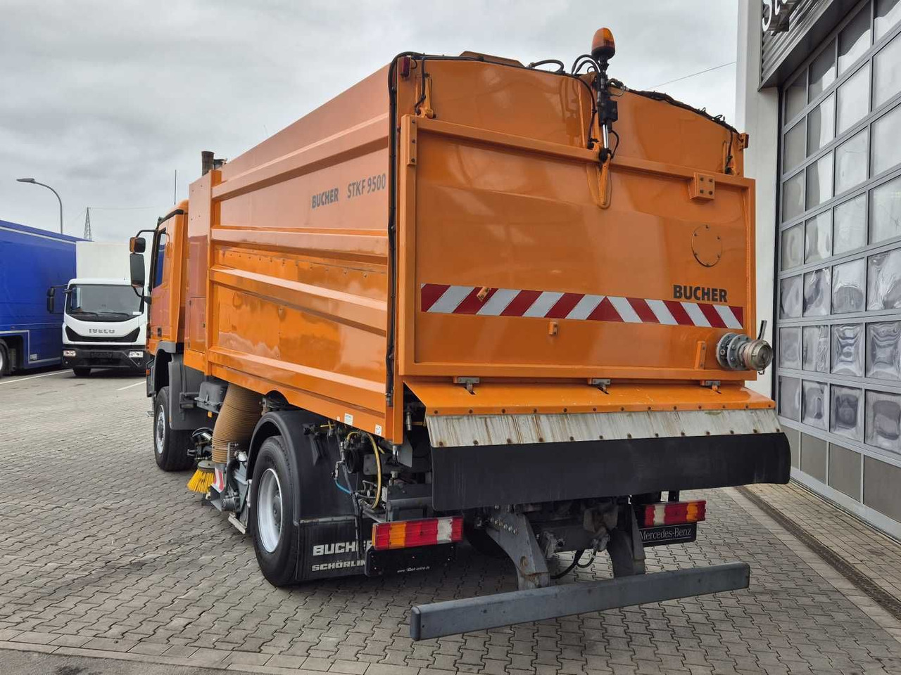 Ielu tīrīšanas mašīna Mercedes-Benz Actros 2032 A 4x4 Bucher STKF 9500 Airport 30x: foto 7