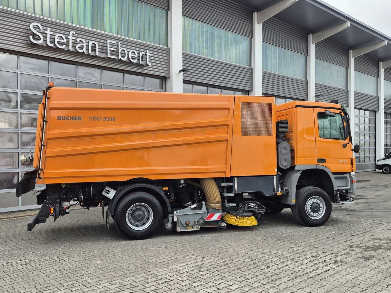 Ielu tīrīšanas mašīna Mercedes-Benz Actros 2032 A 4x4 Bucher STKF 9500 Airport 30x: foto 6