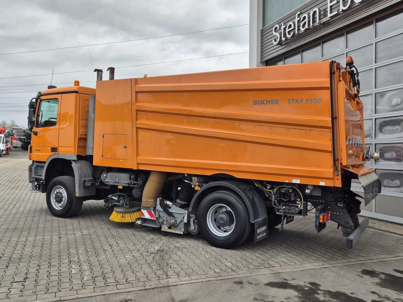 Ielu tīrīšanas mašīna Mercedes-Benz Actros 2032 A 4x4 Bucher STKF 9500 Airport 30x: foto 14