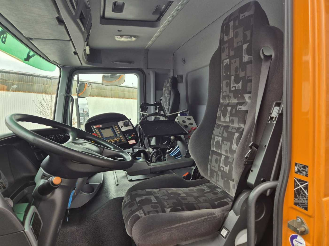 Ielu tīrīšanas mašīna Mercedes-Benz Actros 2032 A 4x4 Bucher STKF 9500 Airport 30x: foto 10