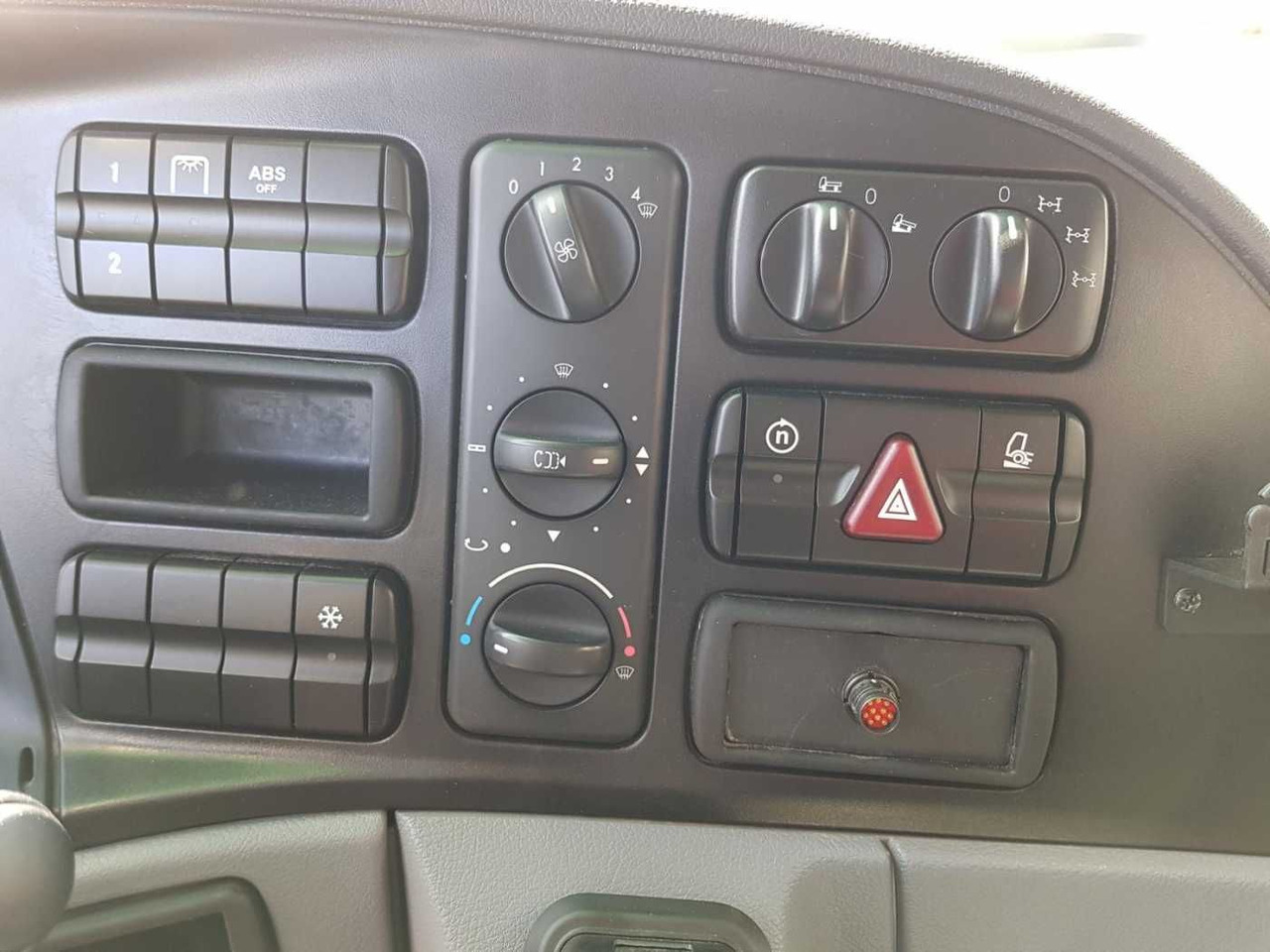 Ielu tīrīšanas mašīna Mercedes-Benz Actros 2032 A 4x4 Bucher STKF 9500 Airport: foto 15