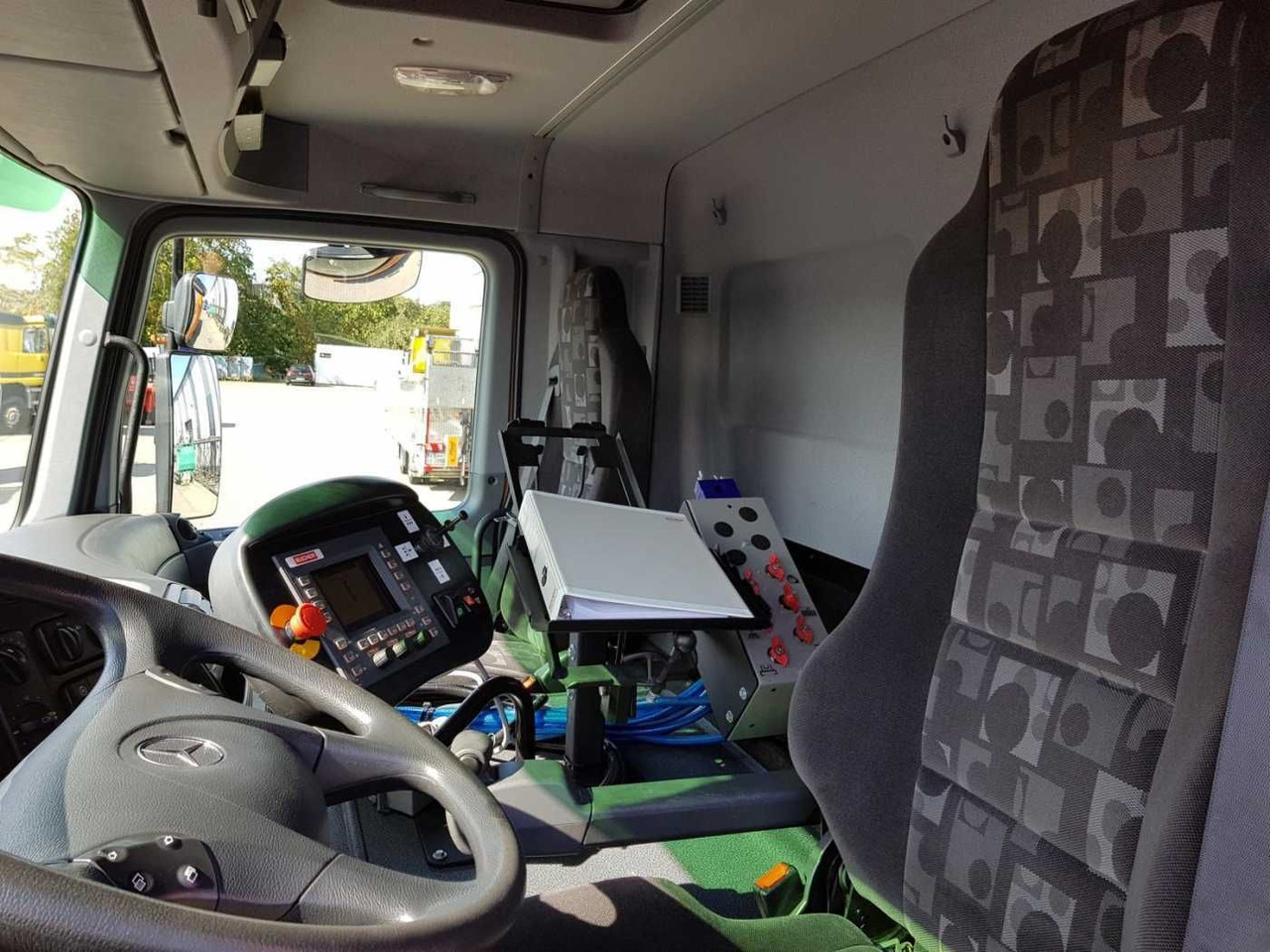 Ielu tīrīšanas mašīna Mercedes-Benz Actros 2032 A 4x4 Bucher STKF 9500 Airport: foto 13