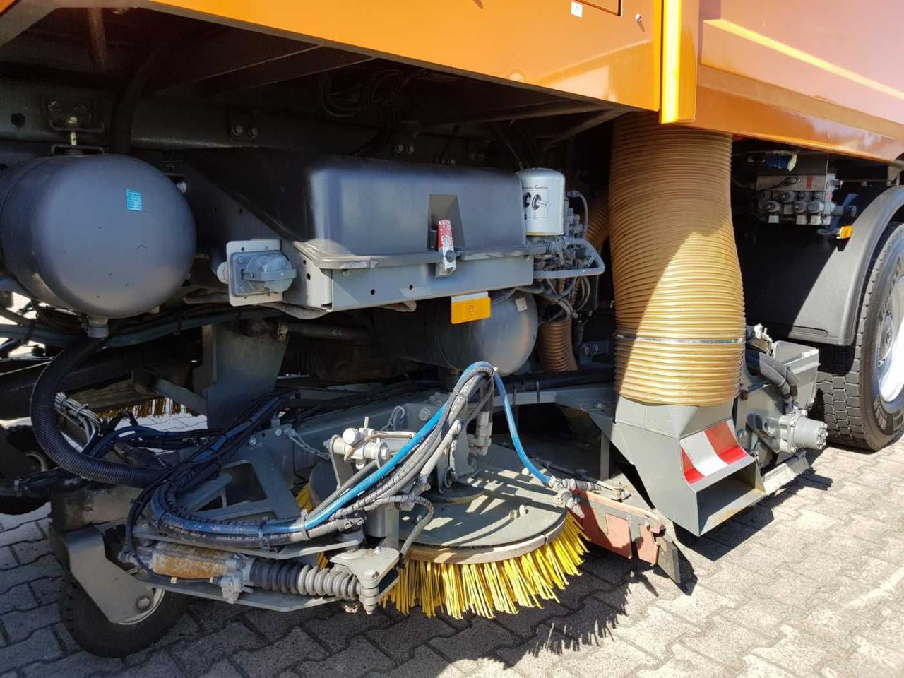 Ielu tīrīšanas mašīna Mercedes-Benz Actros 2032 A 4x4 Bucher STKF 9500 Airport: foto 10