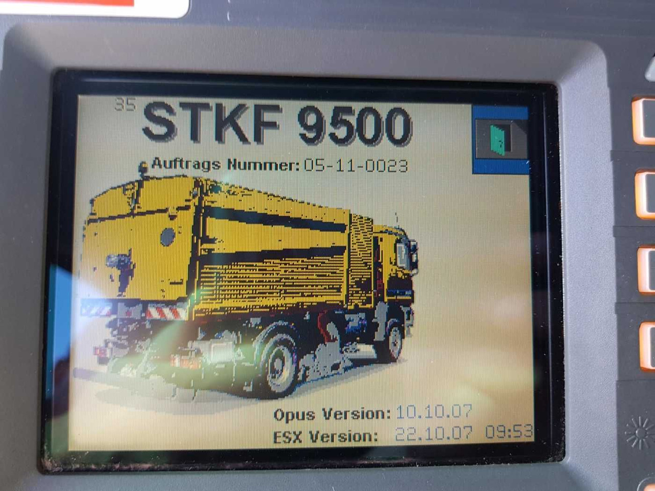 Ielu tīrīšanas mašīna Mercedes-Benz Actros 2032 A 4x4 Bucher STKF 9500 Airport: foto 11