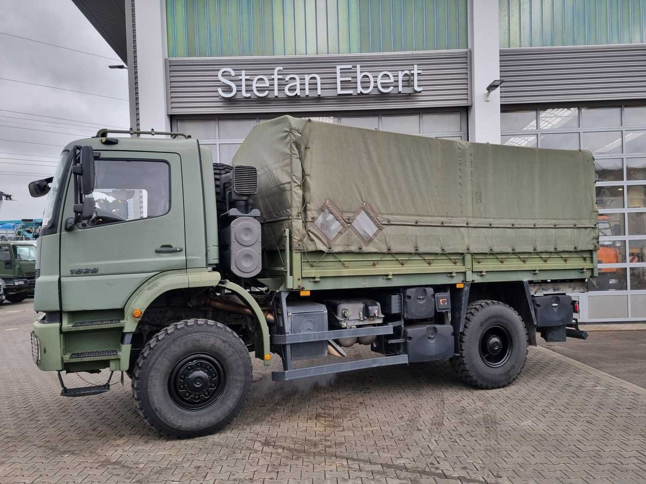 Mercedes-Benz Axor 1829 A 4x4 Pritsche/Plane 10 Stück - Kravas automašīna ar tentu: foto 4 Mercedes-Benz Axor 1829 A 4x4 Pritsche/Plane 10 Stück - Kravas automašīna ar tentu: foto 4