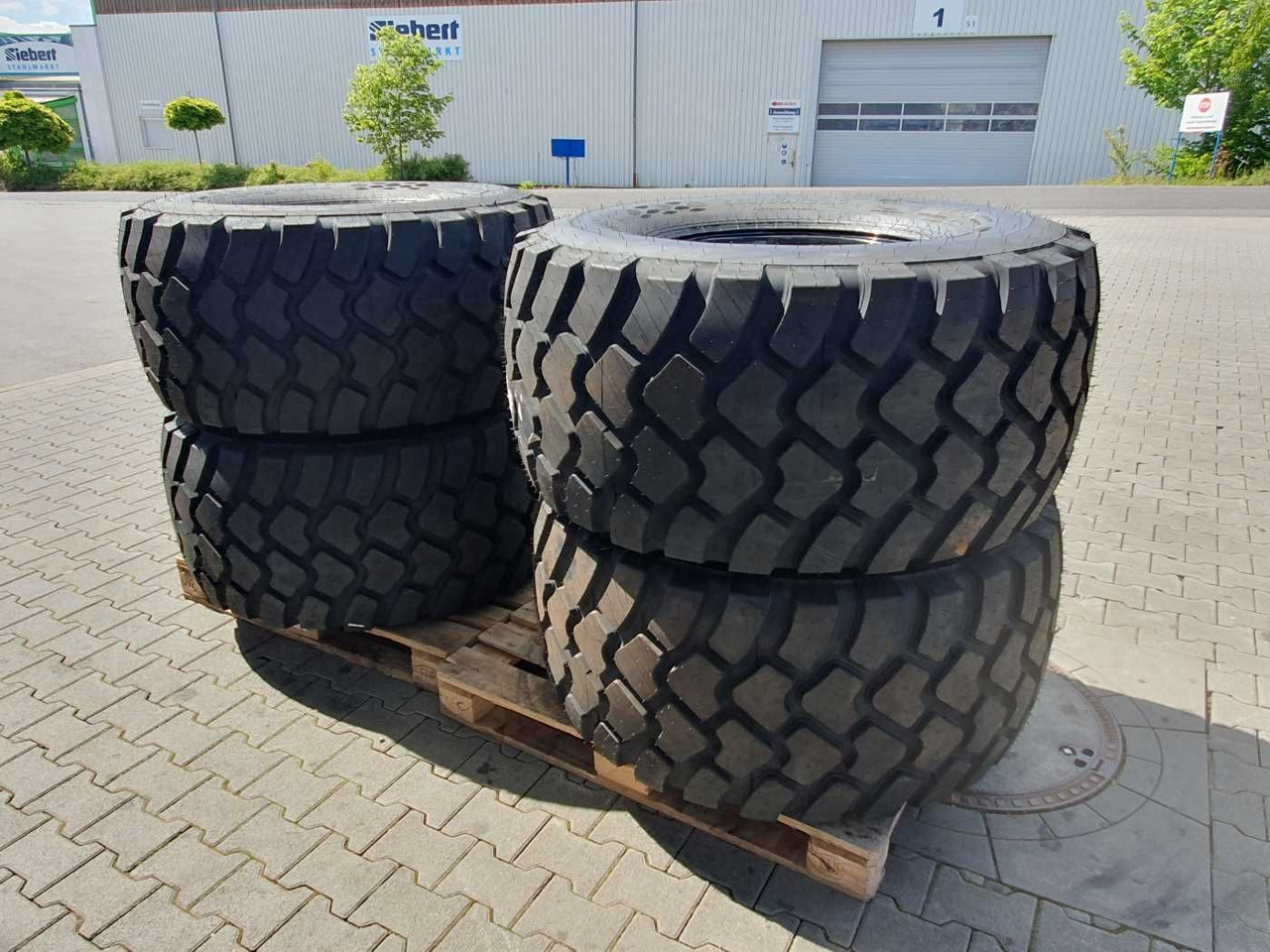 Mercedes-Benz Radlader Reifen mit Felge / NEU / lagernd - Ritenis - Lauksaimniecības tehnika: foto 5 Mercedes-Benz Radlader Reifen mit Felge / NEU / lagernd - Ritenis - Lauksaimniecības tehnika: foto 5
