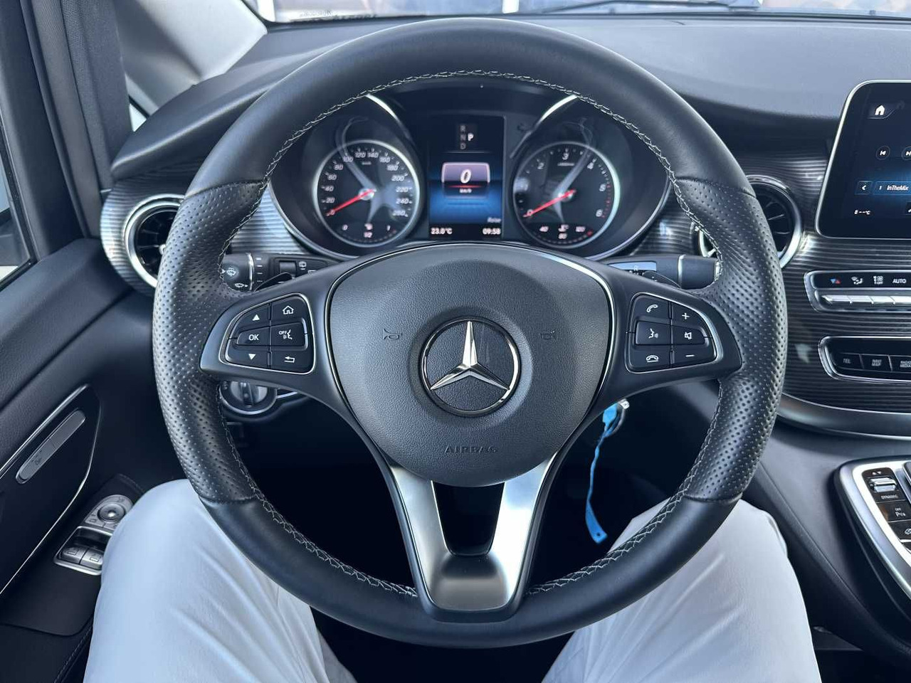 Pasažieru furgons Mercedes-Benz V 300 d AVA ED 6Sitze Burmester 360Kamera el Tür: foto 11