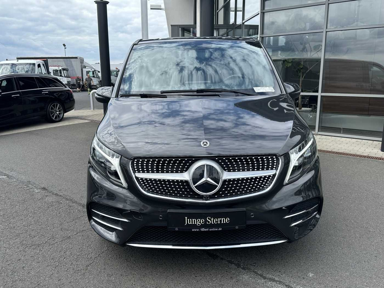 Mercedes-Benz V 300 d EDITION AMG AHK Tisch Leder ILS 7Sitze - Vieglā automašīna: foto 2 Mercedes-Benz V 300 d EDITION AMG AHK Tisch Leder ILS 7Sitze - Vieglā automašīna: foto 2