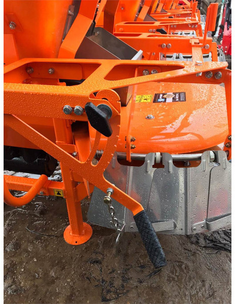 Pom Augustów rozsiewacz do nawozów z przystawką komuna - Minerālmēslu izkliedētājs: foto 3 Pom Augustów rozsiewacz do nawozów z przystawką komuna - Minerālmēslu izkliedētājs: foto 3